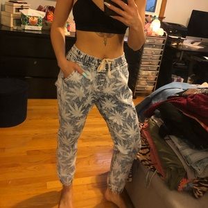 Joggers with plant print !!